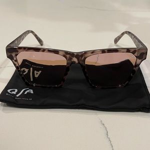 Quay Australia Sunglasses - Alright Tortoise and gold
